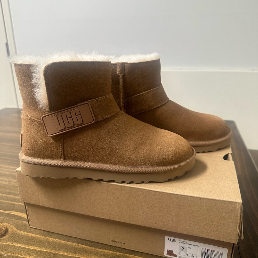 UGG Women’s Mini Bailey Graphic Logo Strap Boot - Chestnut Size 7